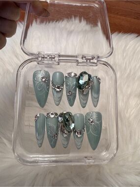 Press-On Nail Set – Mint Green Floral Rhinestone Design